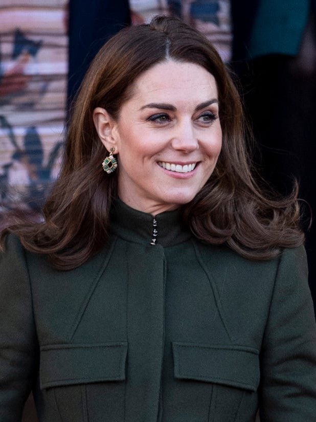Facial features of a person with an ED also change, their cheeks waste away and become hollow. It can also cause dermatological problems such as pigmentation or acne. None of which we can visibly see on Kate who has full cheeks and no signs of skin irritations or problems