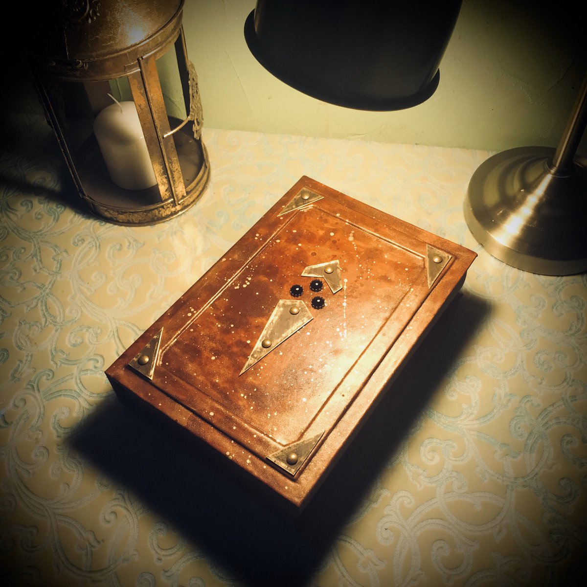 books_witchy's tweet photo. Эту книгу помог мне делать мой папа :) у книги получился весьма интересный характер. This book I greate together with my father, the Grimoire has very interesting energy :)
#grimoire #bookofshadows #wicca #witch #witchcraft #meditation #magicjournal #witchesjournal #alchemy https://t.co/u9hlIhrUuw