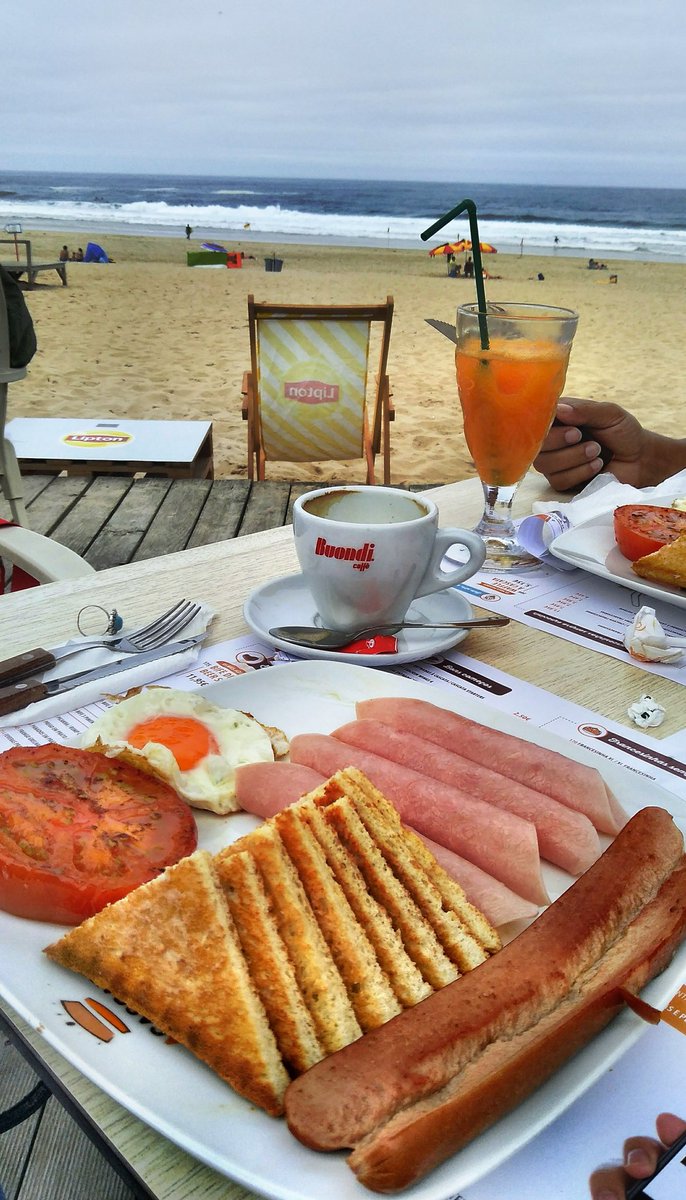 #lazysunday is the time to enjoy a big #yummy  #bruch  in the beach.
#portugal #portocity #writerslife