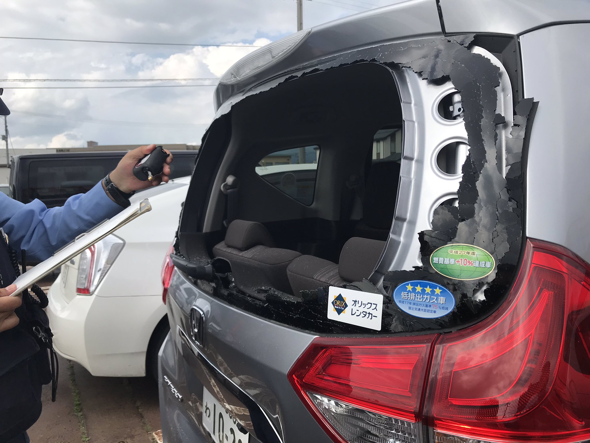 Full 午前中 信号待ちしていたところ 後ろから追突され 代車に乗り換え 午後 オートバックス駐車場でその代車もぶつけられ ました 高齢者運転のプリウス ブレーキとアクセルを踏み間違えたとのこと T Co T67nbzxf9h Twitter