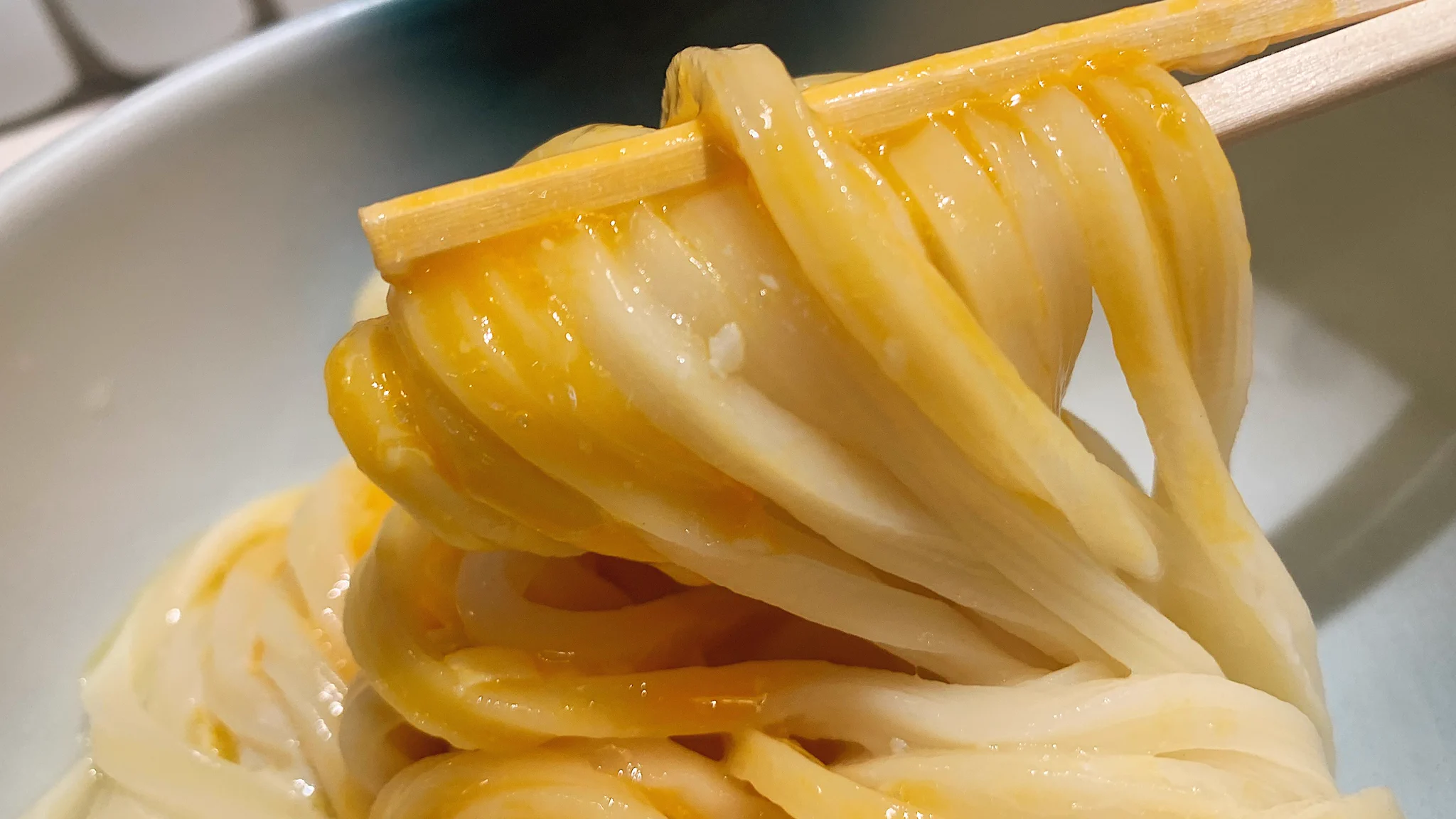 コシがあってモチモチ！？「究極の釜玉うどん」が食べられる店！