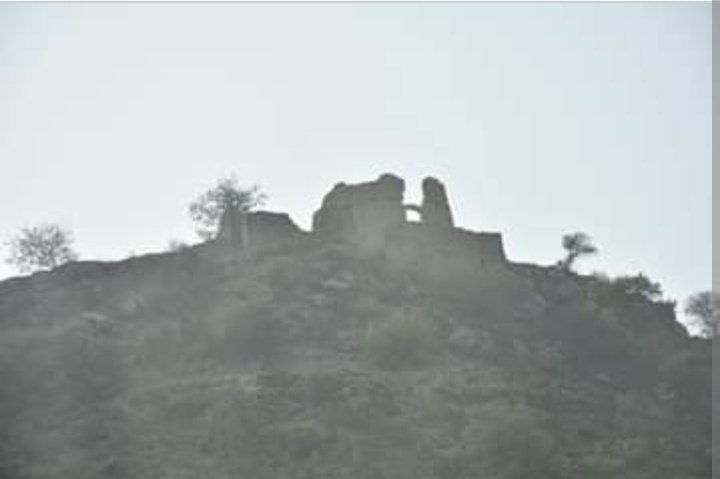 Daloor Fort, ChakwalI haven't been able to find any details on this fort and the only pictures are from a single Facebook post. On Google Earth however, we can clearly see that there was a fort on this location because of an outlined flat mountain top. https://m.facebook.com/media/set/?set=a.1904988299759554.1073741844.1616885105236543&type=3