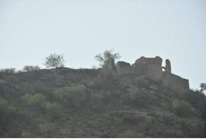 Daloor Fort, ChakwalI haven't been able to find any details on this fort and the only pictures are from a single Facebook post. On Google Earth however, we can clearly see that there was a fort on this location because of an outlined flat mountain top. https://m.facebook.com/media/set/?set=a.1904988299759554.1073741844.1616885105236543&type=3