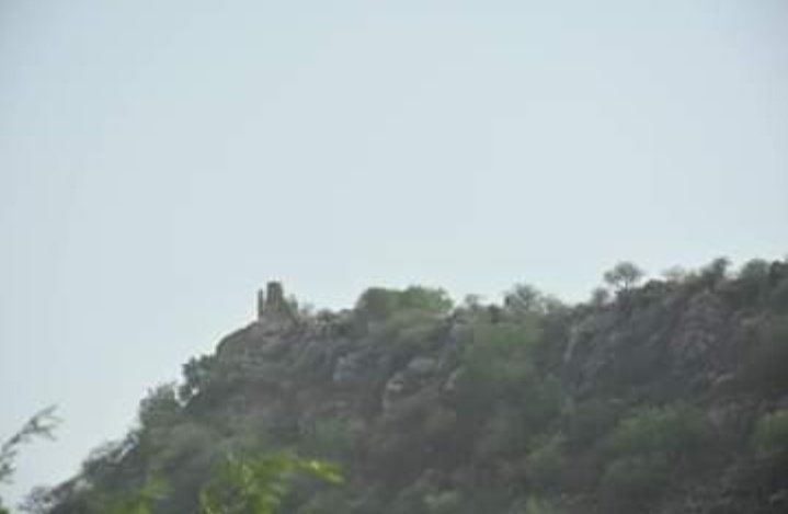 Daloor Fort, ChakwalI haven't been able to find any details on this fort and the only pictures are from a single Facebook post. On Google Earth however, we can clearly see that there was a fort on this location because of an outlined flat mountain top. https://m.facebook.com/media/set/?set=a.1904988299759554.1073741844.1616885105236543&type=3