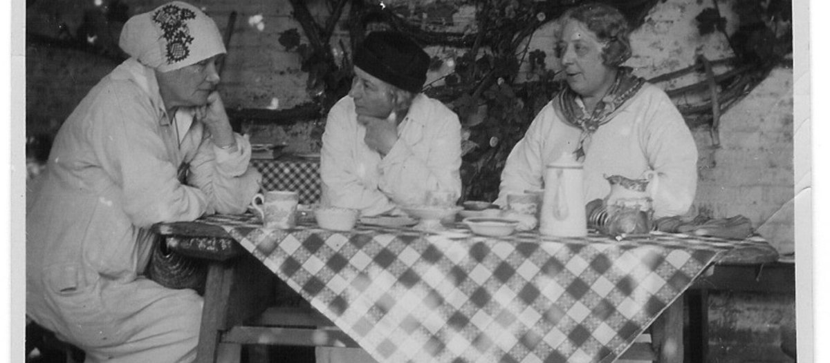 day 26 : christabel marshall/christopher "chris" st johnbritish suffragette, playwright and author (seen standing in 1)she lived in kent in a ménage à trois with artist clare atwood and actress edith craig (1, 2 and 3); other lovers include vita sackville-west