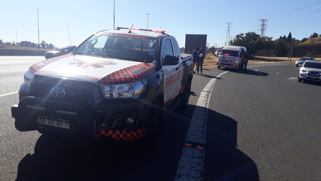 EMER_G_MED's tweet photo. 《Linksfield》 #RV07 and #A09 responded to the N3 South before Linksfield Road for a collision. On scene a secondary collision occurred, patients transported to hospital for further care @GTP_Traffstats @EWNTraffic @_ArriveAlive @News24 #whensecondscount #linksfield https://t.co/mHdYBb5fpm
