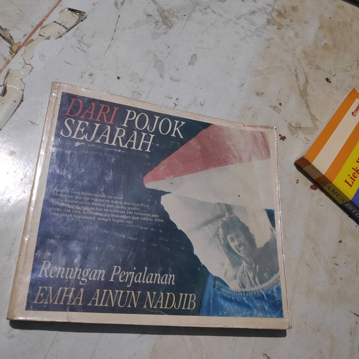 firmawann's tweet photo. Cetakan ketiga.
Dapet di Palasari pas zaman masih kuliah, sengaja berburu bukunya Mbah Nun pas ke Bandung dari Jogja 😀 https://t.co/vdDkkVX6uj