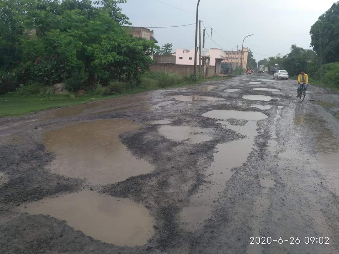 IamNH80's tweet photo. @NitishKumar @SushilModi @AmitShah @NHAI_Official @nitin_gadkari @nishikant_dubey @ravishndtv @anjanaomkashyap @BBCHindi @PMOIndia @officecmbihar 
बेहतर हो भागलपुर- कहलगांव के लोग मेरा उपयोग सड़क के बदले धान की खेती करने के लिए करें और सरकार सब्सिडी भी दें। #Shame
#nh80Bhagalpur https://t.co/VRltP9q7CA