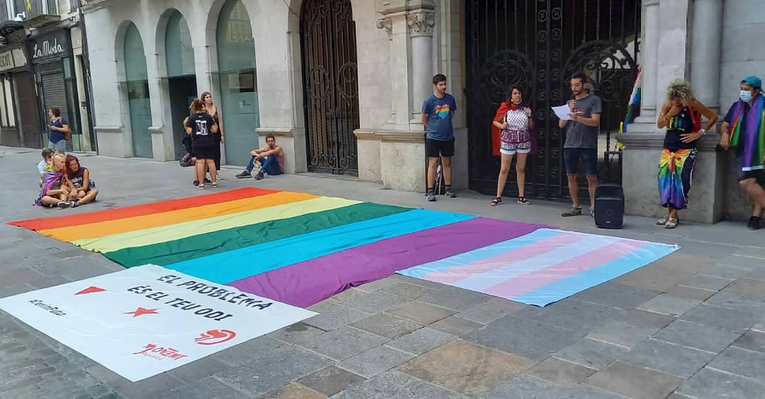 joventCCGG's tweet photo. 🌈 Dia de l'alliberament LGTBI+! Avui 28J prenem els carrers de Girona perquè la lluita LGTBI+ és un deure! Mentre l'extrema dreta segueixi difonent odi, la nostra vida i seguretat estaran en perill. Recuperem els carrers, i lluitem per uns PPCC de llibertat! ✊ #orgull https://t.co/fSw3fxRGlg