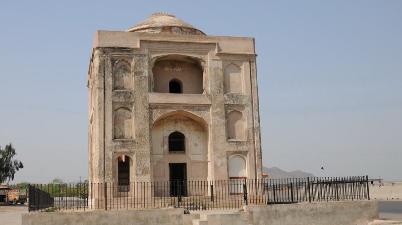 Attock Fort, AttockThe fort was built by Akbar the great between 1581 and 1583. Later, it was the site of numerous battles between the Afghans, Sikhs and Marathas. Currently it is controlled by Pakistan's SSG(Special Services Group)