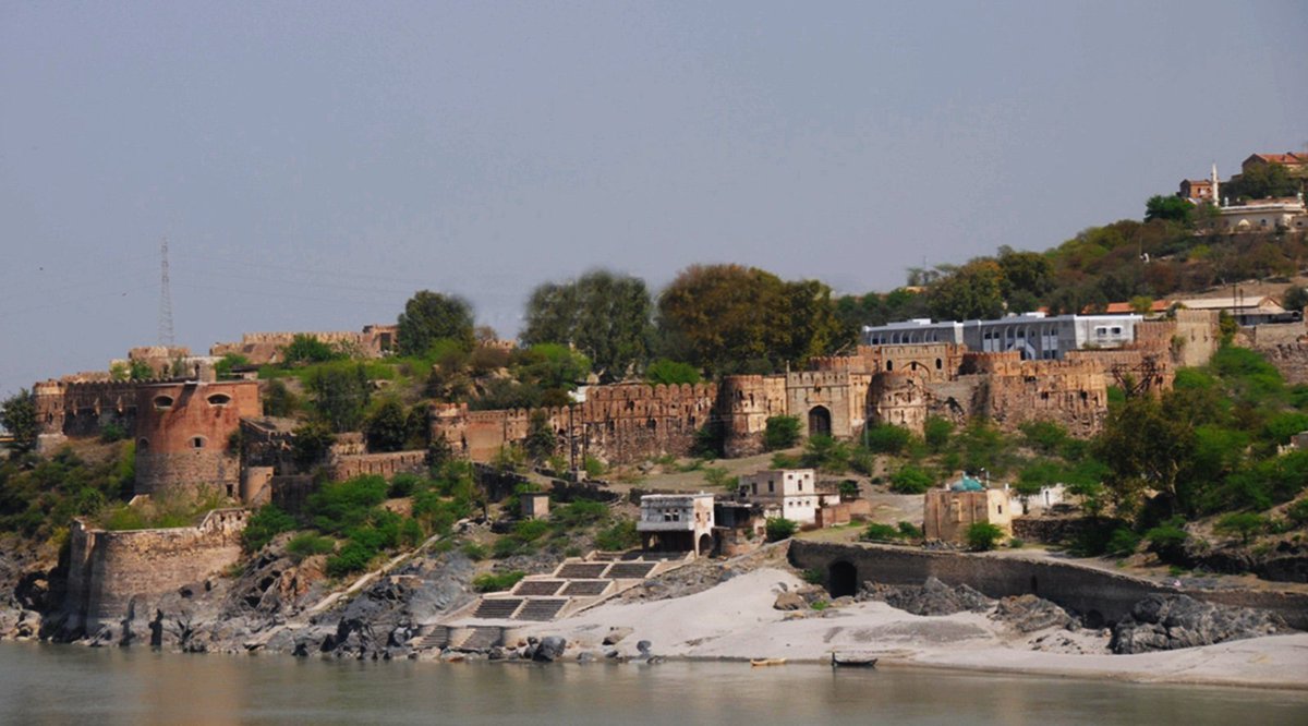 Attock Fort, AttockThe fort was built by Akbar the great between 1581 and 1583. Later, it was the site of numerous battles between the Afghans, Sikhs and Marathas. Currently it is controlled by Pakistan's SSG(Special Services Group)