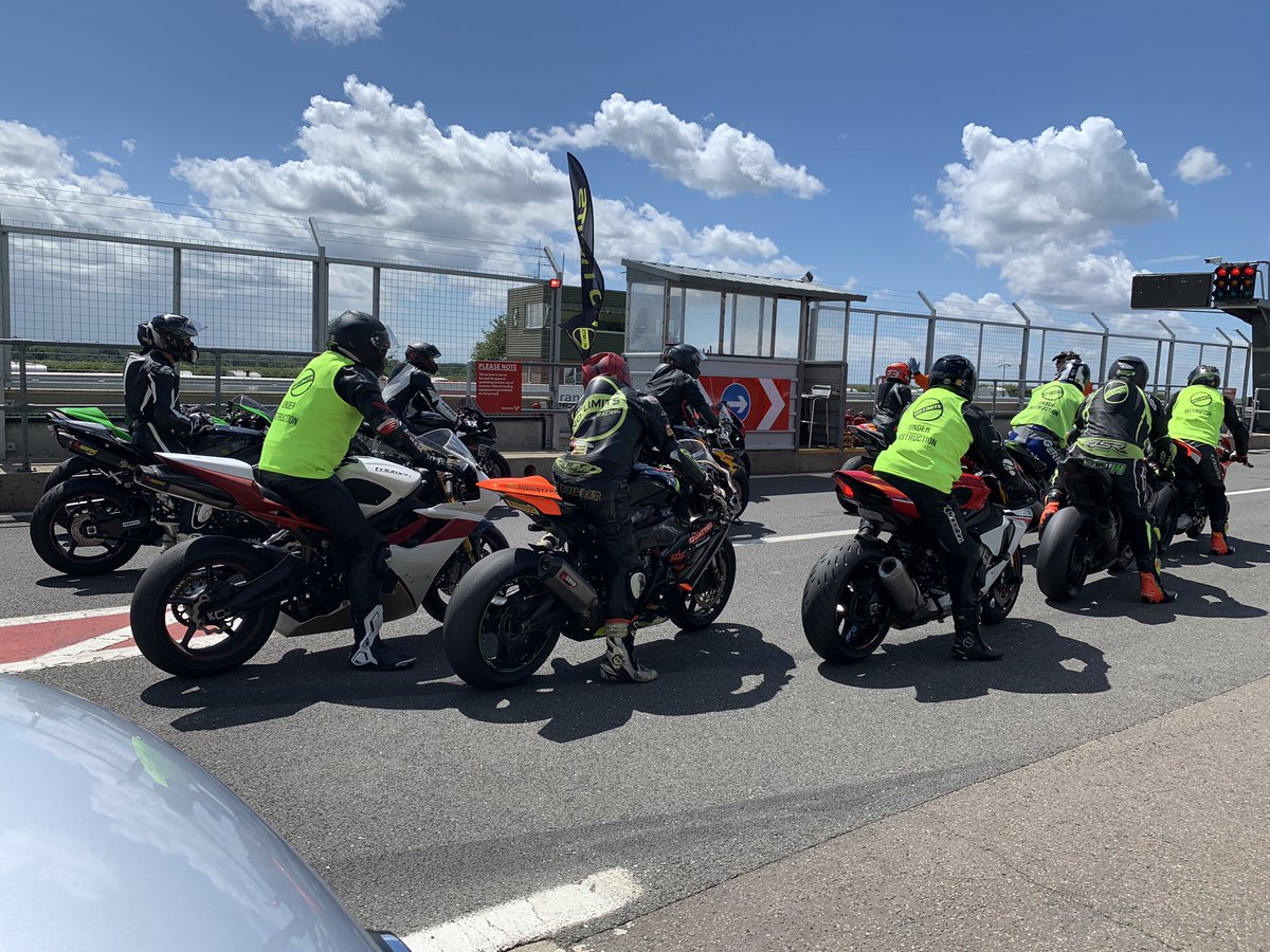 jmplanche's tweet photo. Le team #GoWitbe UK ;-) #Forza #underinstruction. Je ressors lโYZF ร moteur OW01 et les sliders ? ;-) https://t.co/9vuzKJ9O5P