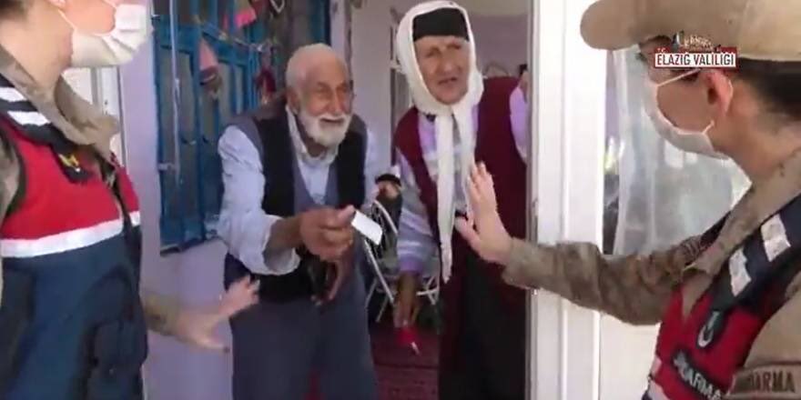 pnar_kartal's tweet photo. Askere bayram harçlığı vermeye çalışan şu dede ve nineye bakıyorum. Bir de askerin emeğini, parasını, hakkını harcayan OYAK’a bakıyorum. Geleceğimizi OYAK’a değil, bu dedeyle nineye emanet etmek daha mantıklı geliyor! #oyakyoenetimiistifa https://t.co/zl4RYKz1Ij