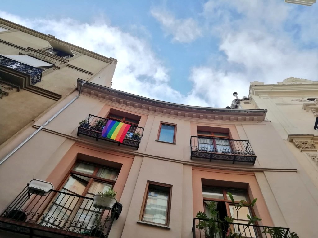 🏳️‍🌈 #València s'ompli d'#Orgull per a reivindicar els drets del col·lectiu #LGTBI i visibilitzar a les persones #trans. Som una ciutat diversa i plural. Estima com vulgues! 🌈 #OrgullVLC2020 #ValènciaOrgullosa