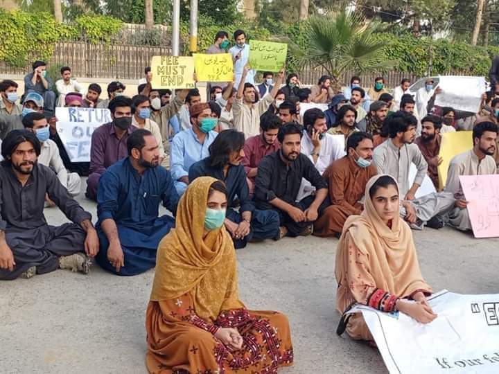 MAsifBaloch_'s tweet image. We condemn this shameful act of Police shame govt 
#Quetta police used batons against female students &amp;amp; then dragged them into police vans. Students were demonstrating to demand internet access in #Balochistan to attend #noonlineclasses proud sister @nimra_rind 🌺😓😓