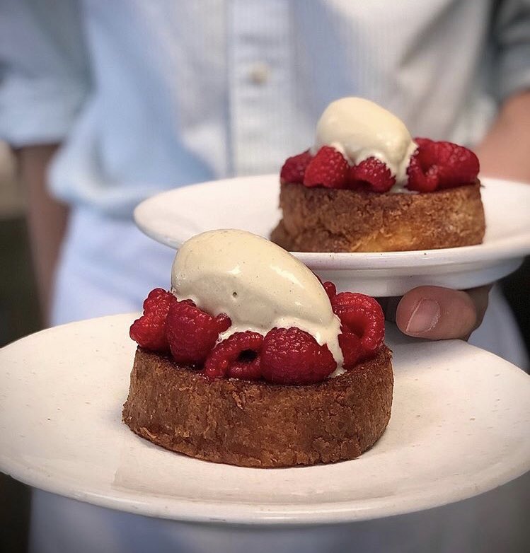 cyril_lignac's tweet image. Service! #lechardenoux #dessert #painperdu #paris