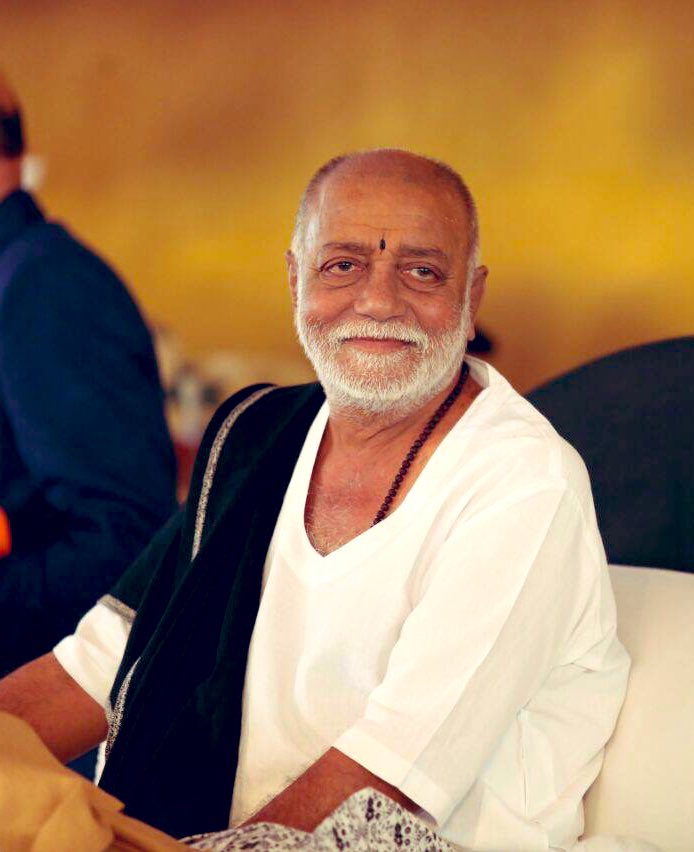 madhavi912's tweet photo. And when you smile...The whole world stops and stares for a while โค๏ธ๐ #MorariBapu #TruthLoveCompassion #AlwaysSpreadingSmiles #Ramkatha #Ramcharitmanas #MySpiritualLeader #TheBuddhPurush #OnlyBapu https://t.co/0WgAa6g7sK