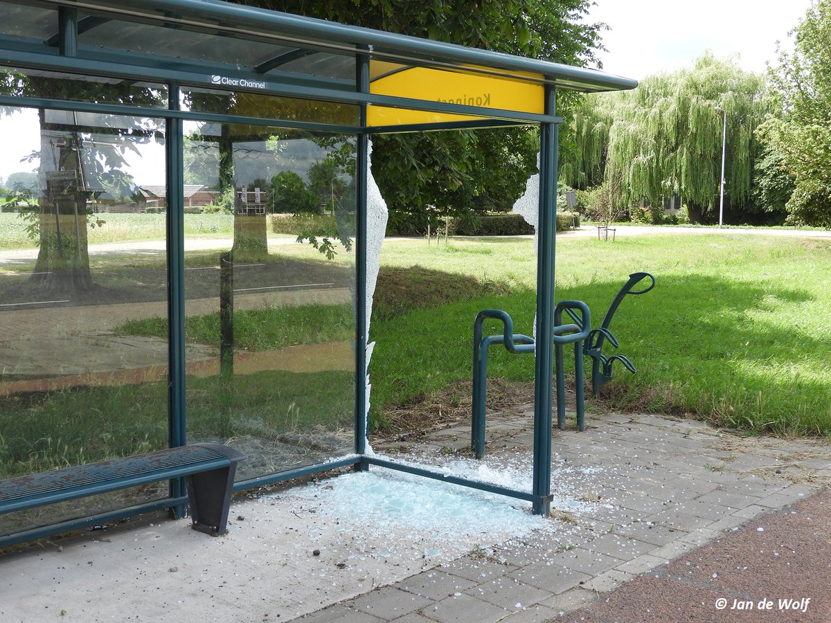 wolf761's tweet photo. Voor de afwisseling hebben ze in #Afferden gem #Druten bij de #Koningstraat maar weer even een ruit van de #bushalte kort en klein gemaakt, dat is al voor de zoveelste keer dat bij deze bushalte #ruiten worden #vernield !!! https://t.co/FIf76zzM1t