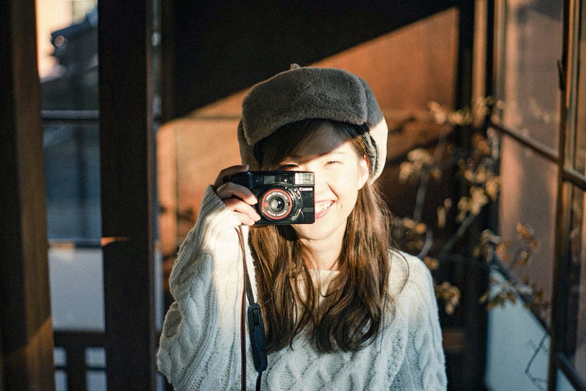 Photoli 写真本発売中 フィルムカメラ 女の子って可愛くないですか フィルムカメラを構える 姿 つい撮ってしまいます フィルムカメラの可愛さ レトロさが写真の魅力をより惹き立たせてくれる気がするんです 構図に困ったなぁってときには 可愛い Photoli 写真本発売中 フィルムカメラ 女の子って可愛くないですか フィルムカメラを構える 姿 つい撮ってしまいます フィルムカメラの可愛さ レトロさが写真の魅力をより惹き立たせてくれる気がするんです 構図に困ったなぁってときには 可愛い