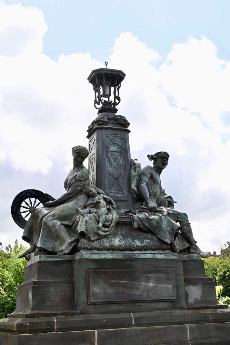 More monumental figures today, this time on Kelvin Way Bridge. On each corner is a parapet with a lamp and a pair of figures representing concepts such as Peace and War and Navigation and Shipbuilding. Interestingly, 5 of the 8 figures are female.  #WomenMakeHistory  @womenslibrary