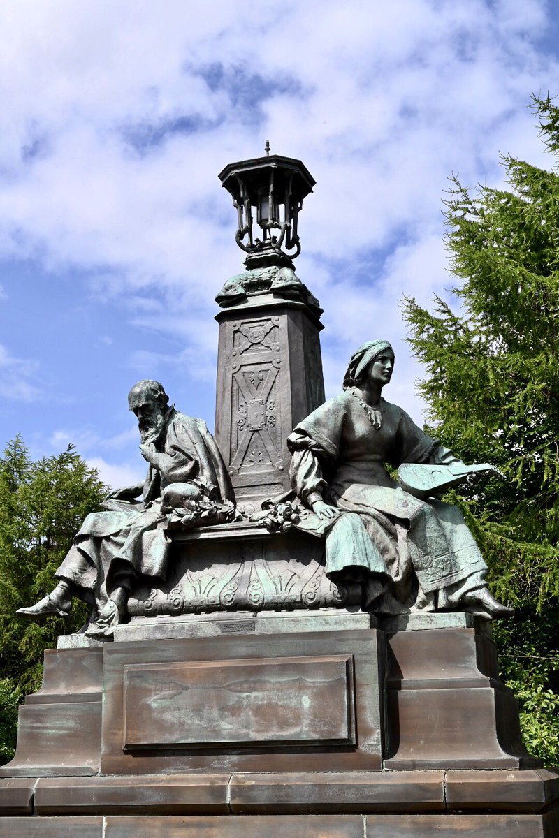 More monumental figures today, this time on Kelvin Way Bridge. On each corner is a parapet with a lamp and a pair of figures representing concepts such as Peace and War and Navigation and Shipbuilding. Interestingly, 5 of the 8 figures are female.  #WomenMakeHistory  @womenslibrary