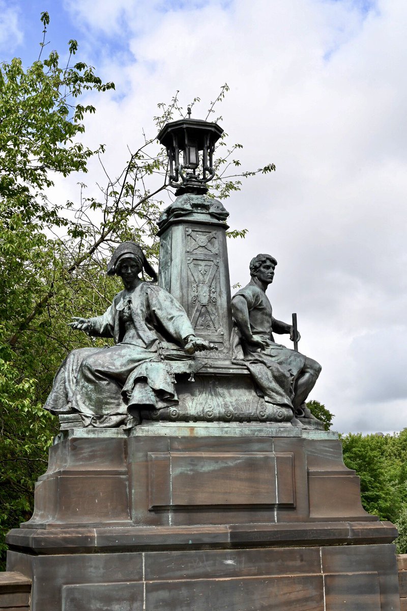 More monumental figures today, this time on Kelvin Way Bridge. On each corner is a parapet with a lamp and a pair of figures representing concepts such as Peace and War and Navigation and Shipbuilding. Interestingly, 5 of the 8 figures are female.  #WomenMakeHistory  @womenslibrary