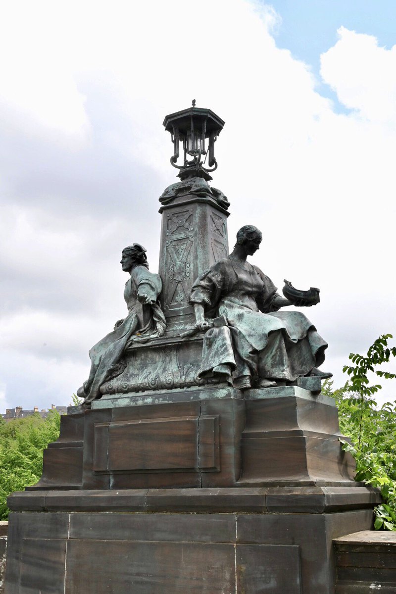 More monumental figures today, this time on Kelvin Way Bridge. On each corner is a parapet with a lamp and a pair of figures representing concepts such as Peace and War and Navigation and Shipbuilding. Interestingly, 5 of the 8 figures are female.  #WomenMakeHistory  @womenslibrary