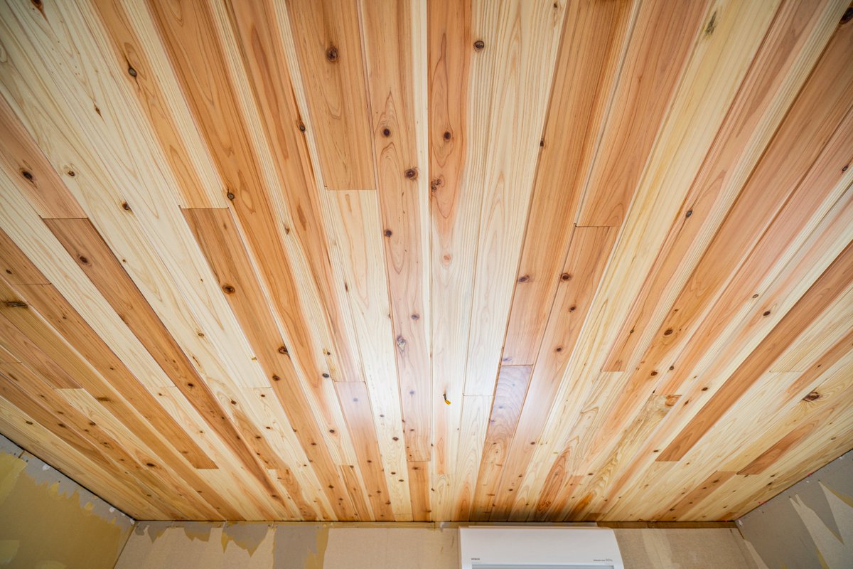 すけ 99 Diy コツコツ貼り進めてやっと終わった 時間として丸3日ぐらい掛かってるし 1日首痛くて行動不能になるし 天井を作るときはいつも大変さが想像を超えてくる 明日廻り縁取り付けて早く天井は終わりにしたい 笑 T Co Lwxax6dvca