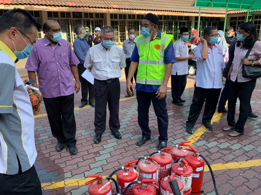 Turut bersama saya YB Tuan Vidyananthan a/l Ramanadhan, Exco Kesihatan dan Alam Sekitar Negeri Johor, Dr Aman Bin Rabu, Pengarah Kesihatan Negeri Johor. Dato’ Hj Yahaya Bin Haji Madis, Pengarah Bomba Johor dan Dr Mohtar Pugut, Pengarah Hospital Sultanah Aminah.  @DrAdhamBaba