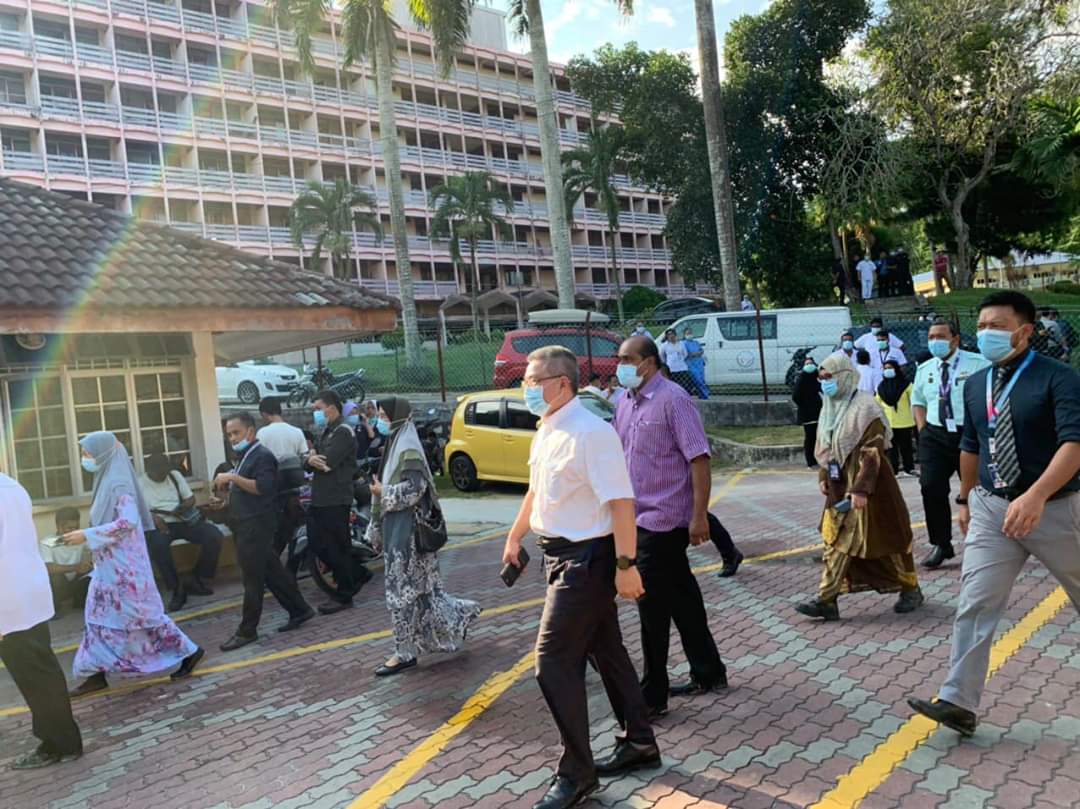 Turut bersama saya YB Tuan Vidyananthan a/l Ramanadhan, Exco Kesihatan dan Alam Sekitar Negeri Johor, Dr Aman Bin Rabu, Pengarah Kesihatan Negeri Johor. Dato’ Hj Yahaya Bin Haji Madis, Pengarah Bomba Johor dan Dr Mohtar Pugut, Pengarah Hospital Sultanah Aminah.  @DrAdhamBaba