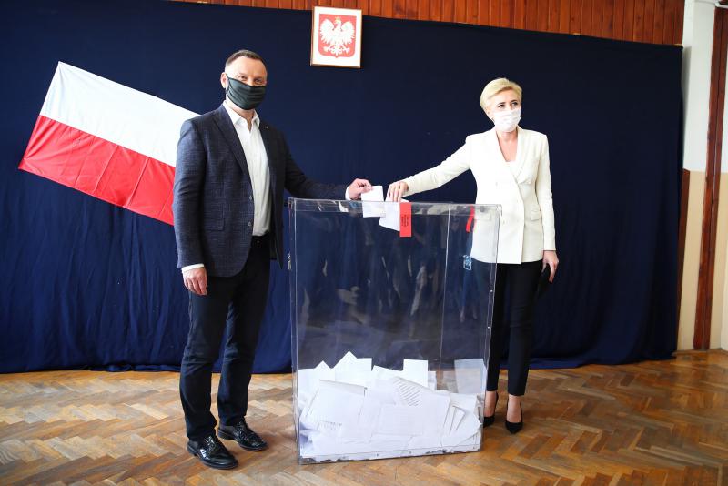 szykom89's tweet photo. Agata Kornhauser-Duda zastosowała się do zaleceń Państwowej Komisji Wyborczej i do lokalu wyborczego wybrała się z długopisem.

#wybory2020 #WyboryPrezydenckie2020 https://t.co/gU1rkPbjuT