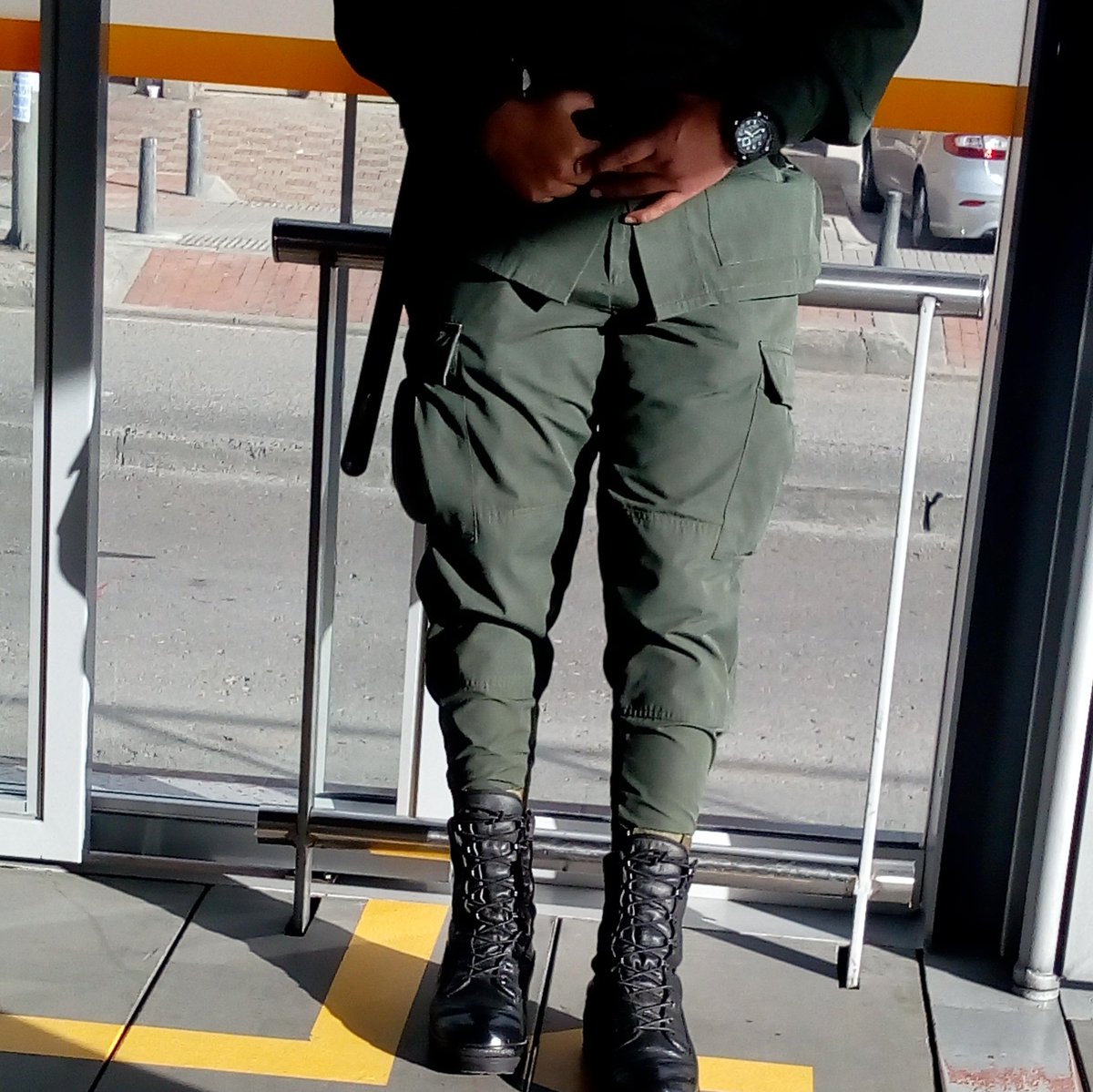CrusingX's tweet photo. ¡Que tal este Auxiliar! 

📌Estación Quiroga 

5 pm este auxiliar se percata de que me estoy fijando en su bulto, sonríe 😈 y comienza rozar sus dedos sobre el. https://t.co/6wrhNj51wE