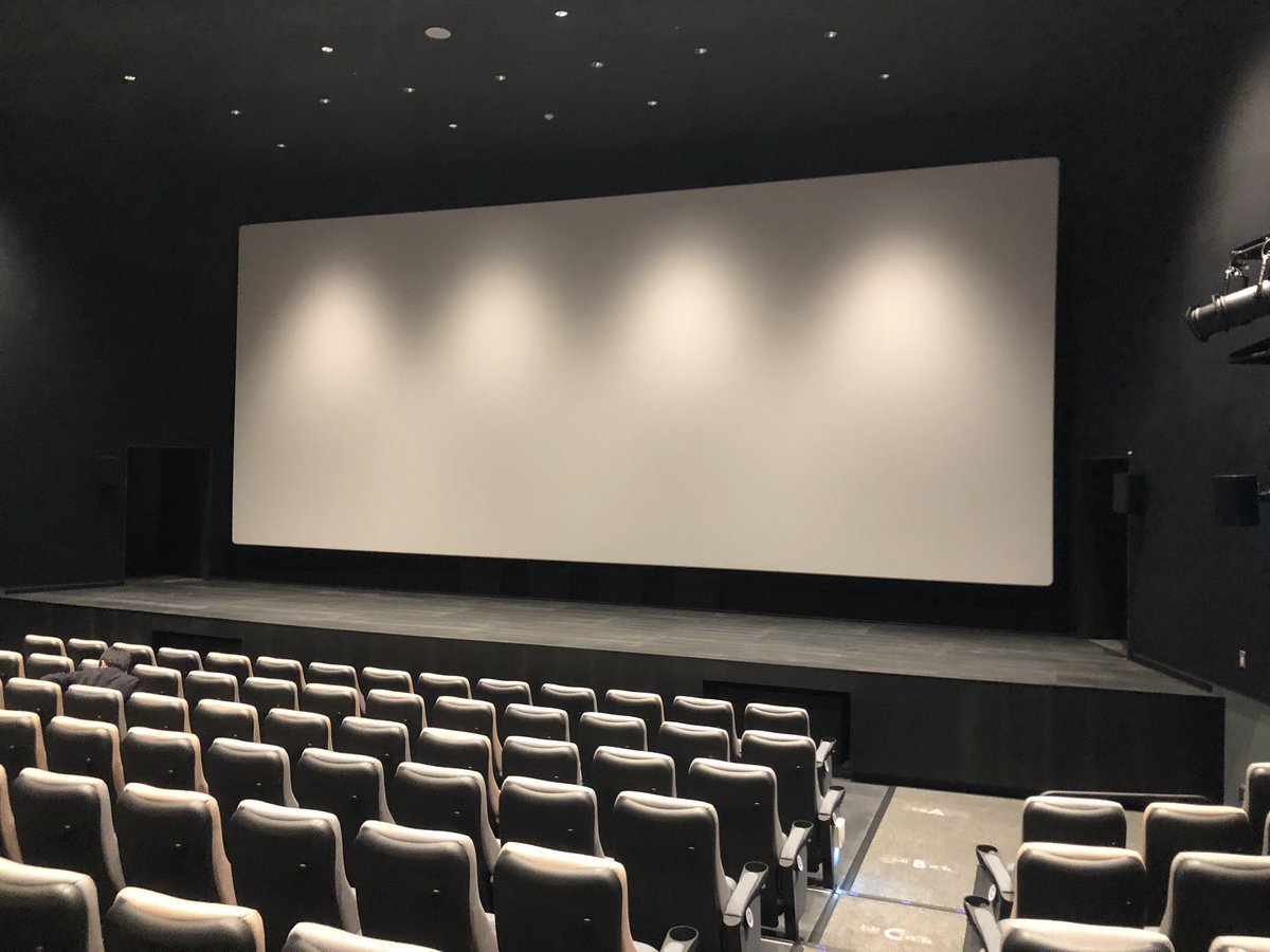 おおぐまくん 横須賀humaxのシネマ2 Moviveシアター D Bのスピーカーが入っているスクリーン 似たような構成の箱としては チネチッタlzが思い浮かびますが こちらの方は重低音が出しゃばることが無く より 映画館の音に近い大人しめの印象 D Bらしい