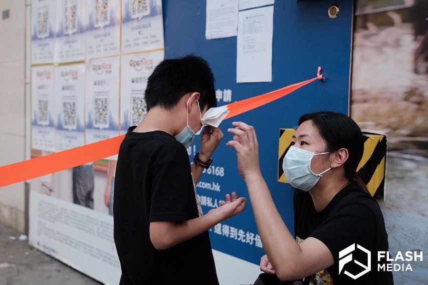 sateer55's tweet photo. Earlier this afternoon, a father of a family of three was arrested in Mong Kok. The family was reported to be shopping in nearby area only. Witnessing the arrest of his father, the son was shocked and in tears. Source: @studioincendo, Flash Media. https://t.co/PI1oJl8sie