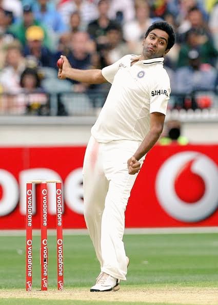 ..rank turners against the visitors in '12. Ind started off by humbling Eng in the 1st test eventhough the latter fought hard in the 2nd inns by scoring 406 after f/o. Cometh the 2nd test, Ind fielded 4 spinners  @pragyanojha,  @harbhajan_singh,  @ashwinravi99 and @YUVSTRONG12