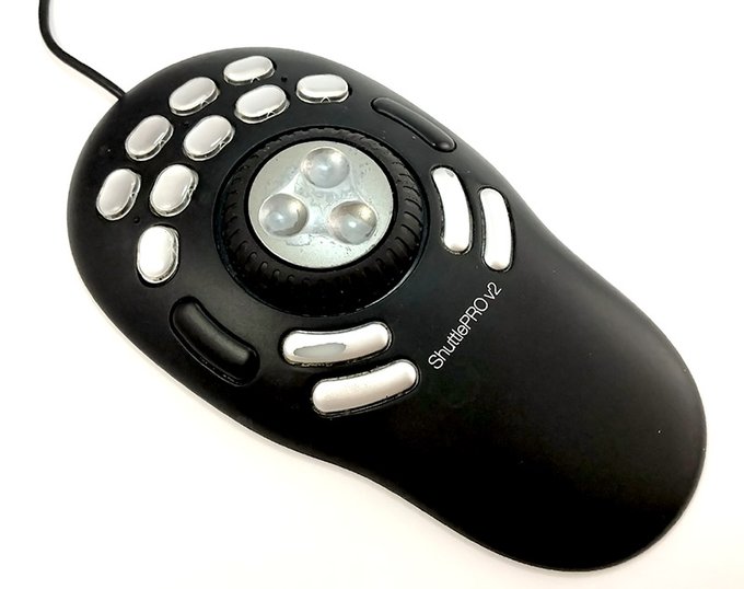 今まで使っていたデバイスはShuttlePROv2。
ダブルホイールに15個のボタンと性能面は今でも充分で、特に最少の指の動きで2つのホイールが操作出来るのが実に良い。ただ耐久性が無く買え替えること5台!です。
あと15年以上前の機種なのでソフトの根本的な古さや今後の対応などが買換え理由ですね。 