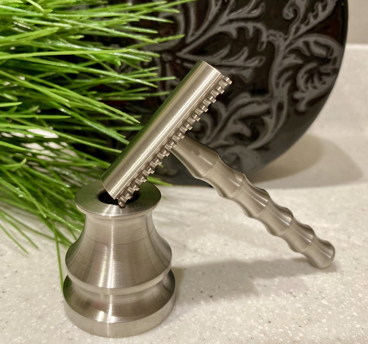 AboveTheTie's tweet photo. Single Edge Open Comb Bamboo Razor with Stand #bamboo #cleanshaven #sotd #wetshavingloyalists #wetshaver #razor #wetshavers #mensgroomingproducts #singleedge #stainlesssteel #shave #closeshave #barbershop #smoothlegs #smoothface #shavelikeaman #quality https://t.co/JiW0StCq2b