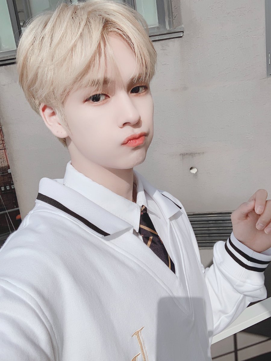 CRAVITY_twt's tweet photo. 러비티가 너무너무 보고싶은 밤
#크래비티 #세림 #어정쩡한손 #셂모함 
#나는지금 #러비티생각중 https://t.co/FGC8xTsU8X