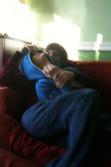 This is also not Harry, it& #39;s Louis with his ex girlfriend, Hannah.