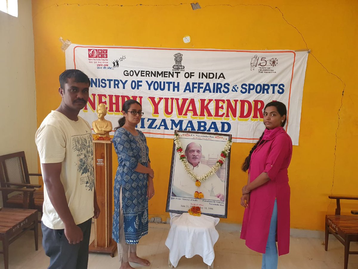 DYC Nizamabad Shaili Bellal, ACT Reshma Chandran & MTS Ravi Kumar Paid Tributes To Former Prime Minister Of India Sri PV Narasimha Rao Garu On His 100th Birth Anniversary At Nehru Yuva Kendra Nizamabad
#nyks #NYKSINDIA #nyknzb #dycnzb #PVNarasimhaRao #100thbirthanniversary