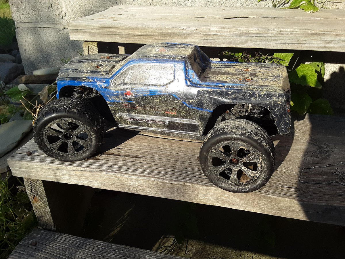 PolkaDotPerch's tweet photo. Always interesting what you can find in the river. Toy planes with hollow point bullets wrapped in duct tape, RC car, cross necklace, all in one dive. Cool #greglashbrook #polkadotperch #diving #treasuretodivefor https://t.co/blW1tXiSzy