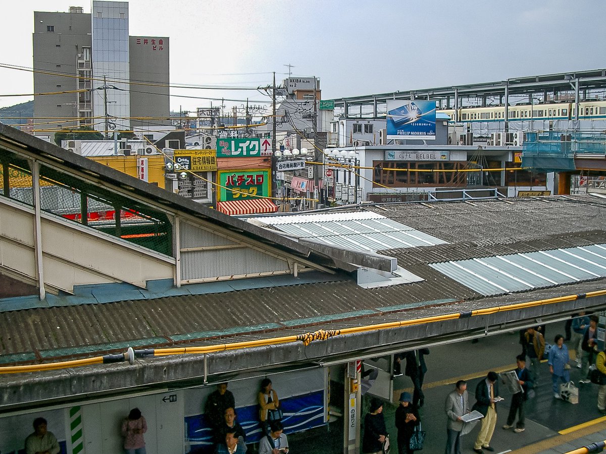 三日画師 駅の橋上化工事が進む南武線登戸駅から電車に乗り武蔵溝ノ口駅へ 溝の口駅南口バスターミナルがまだ小さく 旧神奈川県道14号鶴見溝ノ口線がまだ駅の目の前を通っていた 04年10月23日撮影 三日画師 駅の橋上化工事が進む南武線登戸駅から電車に乗り武蔵溝ノ口駅へ 溝の口駅南口バスターミナルがまだ小さく 旧神奈川県道14号鶴見溝ノ口線がまだ駅の目の前を通っていた 04年10月23日撮影