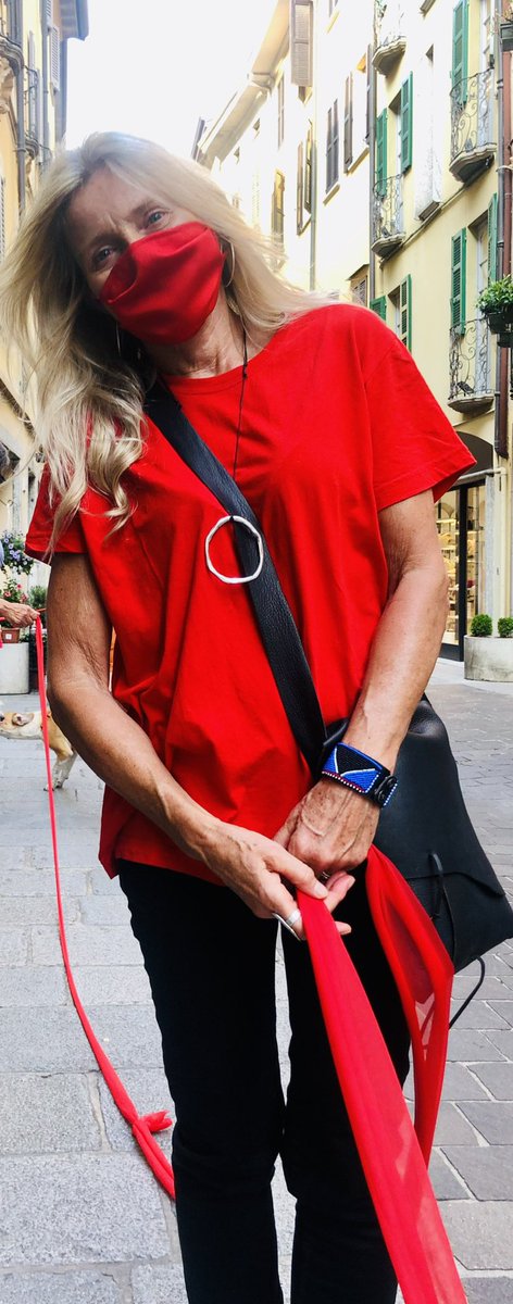 Anche Eskenosen ha partecipato al flash mob del #26giugno, una protesta pacifica per riaprire il Chiostrino di Sant’Eufemia alle associazioni di Como. Nastri rossi che distanziano ma insieme uniscono in un grande abbraccio alla città