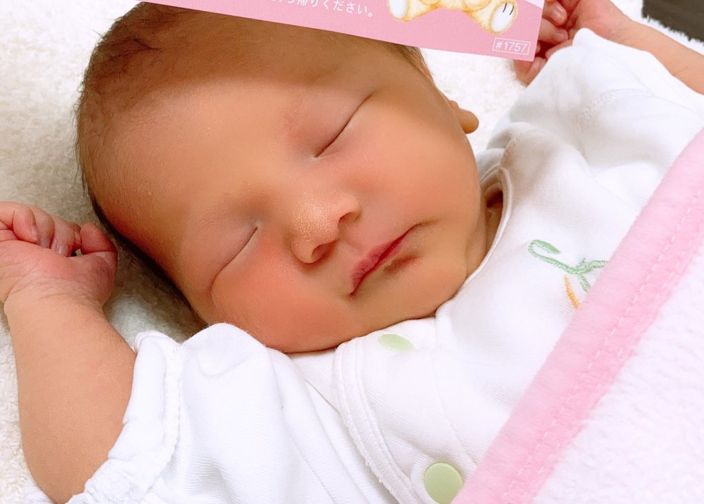 Lishe113's tweet photo. ついに親になってしまった。
出産はすごい。本当にしんだ
よろしく娘　がんばる母
父は父になれるか2日にご対面

15時間もかけた難産で本当に
分娩から母を試してきた生意気娘 https://t.co/vWGQYMsPI3