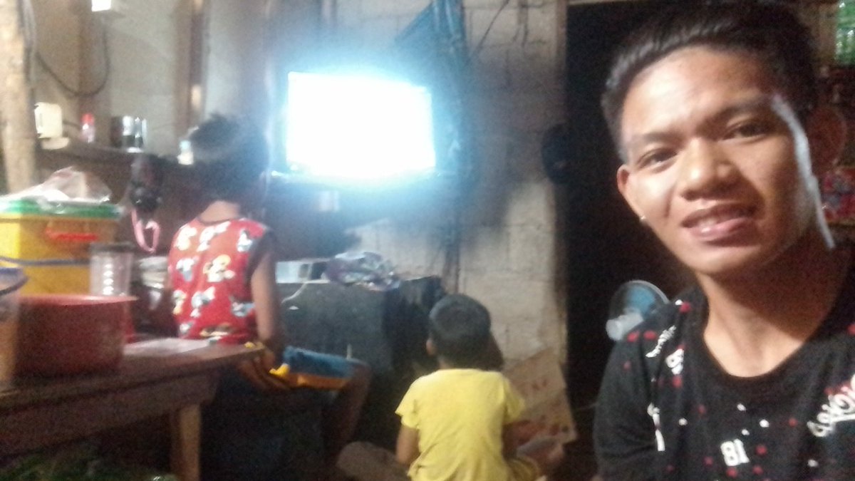 Kenneth32680149's tweet photo. @KM_Jessica_Soho #KMJS15! Selfie w/ my family https://t.co/y3rMt6BASp