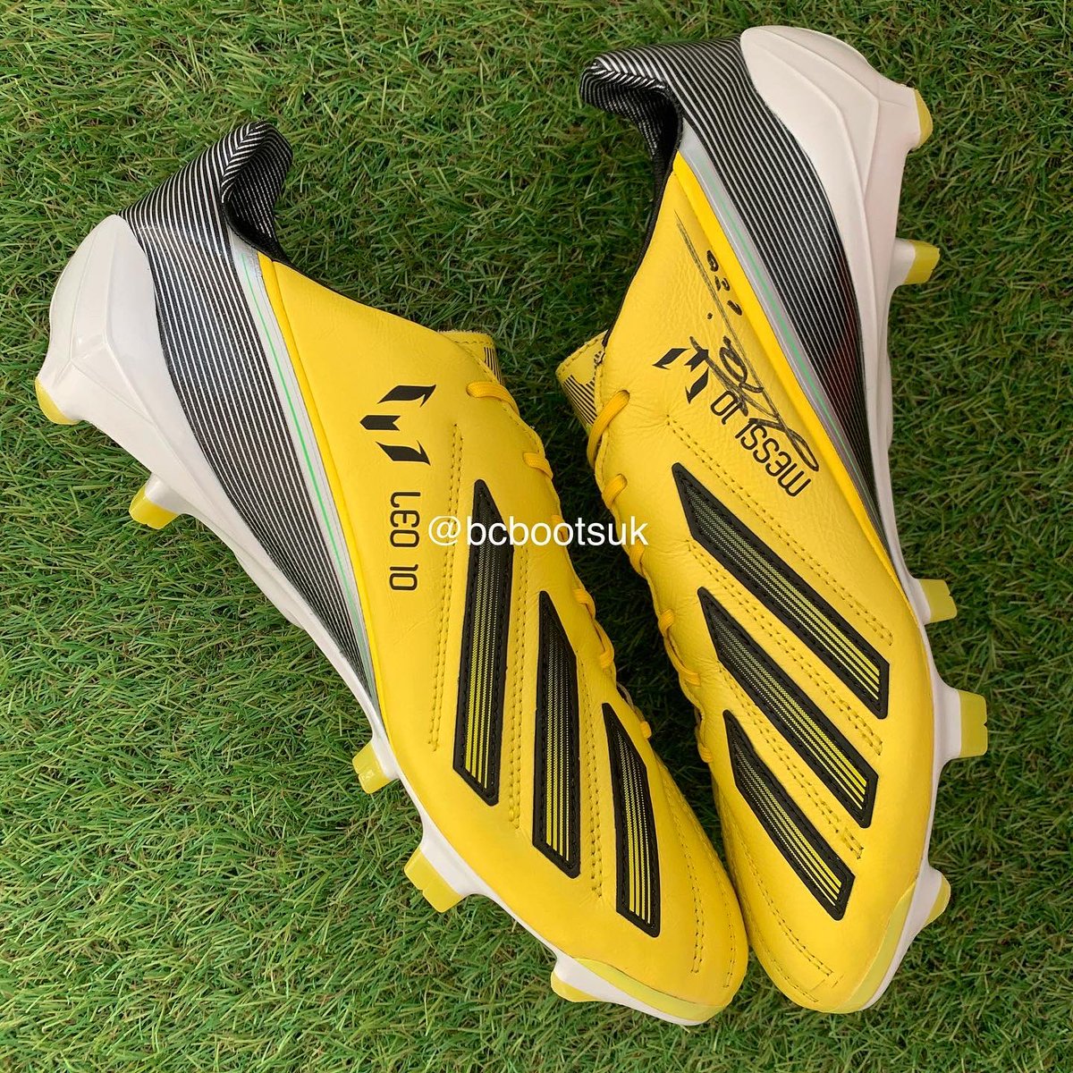 bcbootsuk's tweet photo. Cristiano Ronaldo & Lionel Messi match issued & hand signed boots 😍
#CR7
#LionelMessi
#Nike
#Adidas
#MatchWornBoots
#RealMadrid
#FCBarcelona https://t.co/9Fv9RZffe3