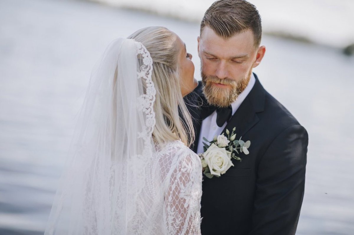 IdaAndJulie's tweet photo. Cheers to the new Mr. &amp; Mrs. Ekholm 🥂 📸: Sara Pettersson https://t.co/wL4lr0gr0F