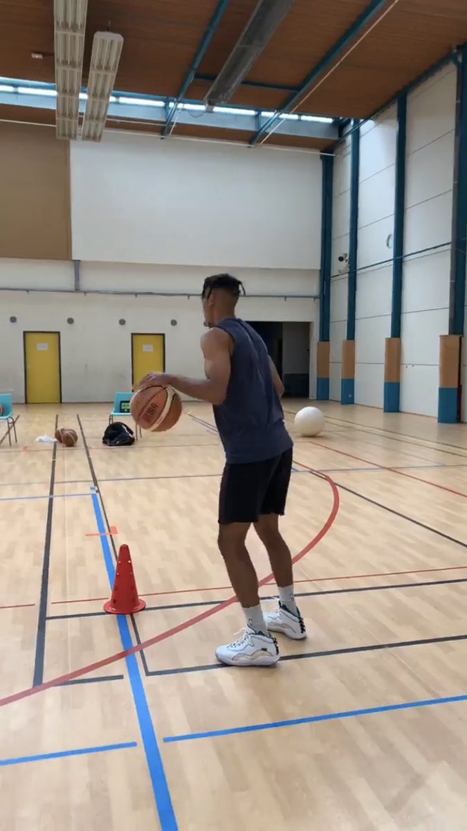 ESSMPortel_news's tweet photo. #SundayShooting ☄️
• Session shoot dominicale pour notre néo meneur @NGMdy5 🏀 https://t.co/EhnpVL6JLn
