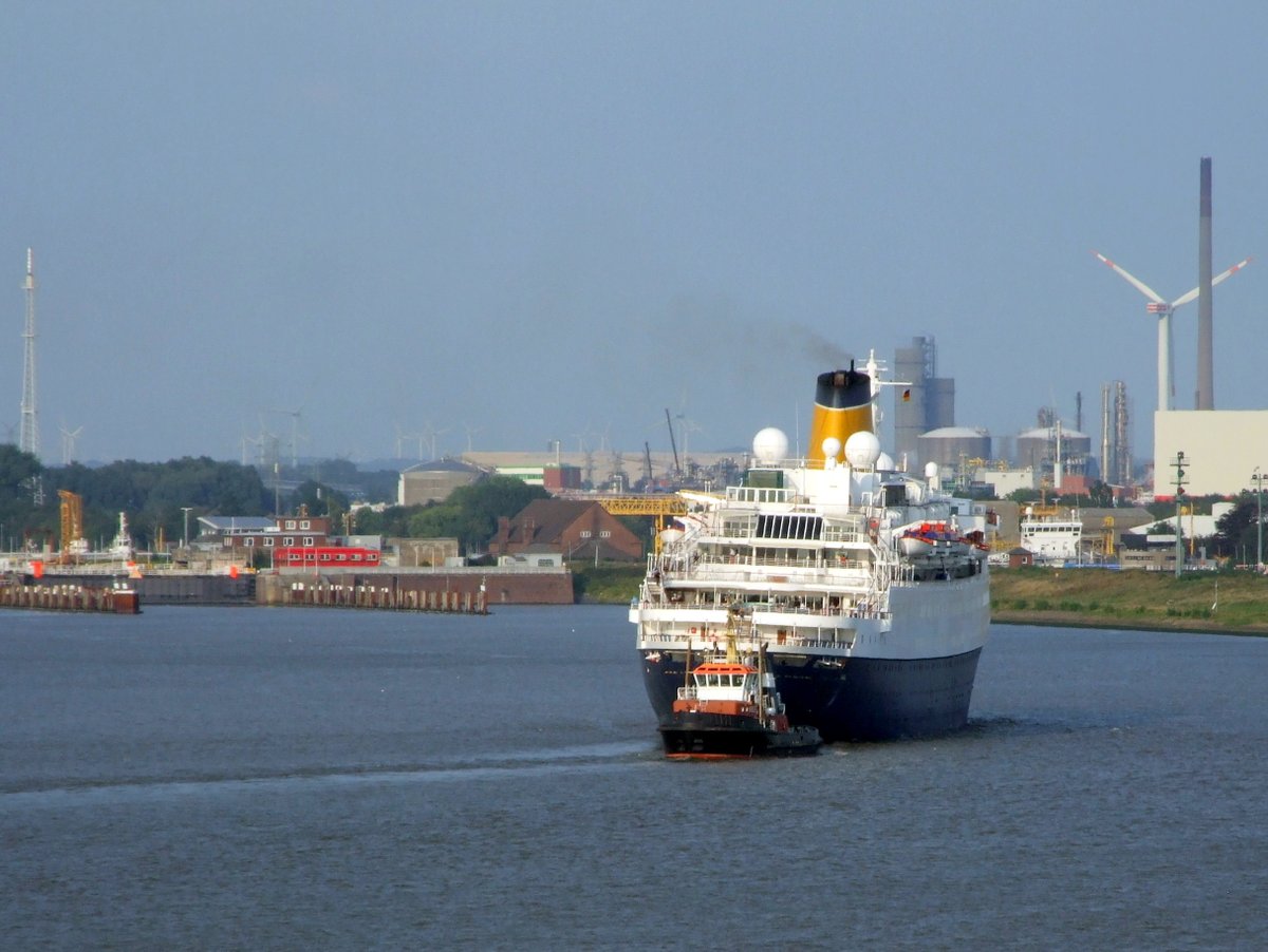 Garyfaux's tweet photo. Saga Ruby just about to enter the Kiel Canal at Brunsbuttel - pictured in August 2013 #kiel #Kielcanal #sagaruby #shipsinpics #cruiseships #shipping #cruising #oceanliners https://t.co/zDPUH3JFaR