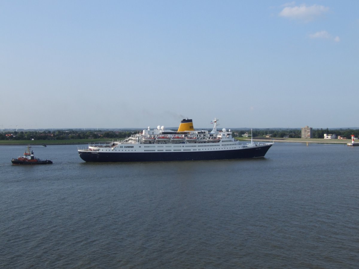 Garyfaux's tweet photo. Saga Ruby just about to enter the Kiel Canal at Brunsbuttel - pictured in August 2013 #kiel #Kielcanal #sagaruby #shipsinpics #cruiseships #shipping #cruising #oceanliners https://t.co/zDPUH3JFaR